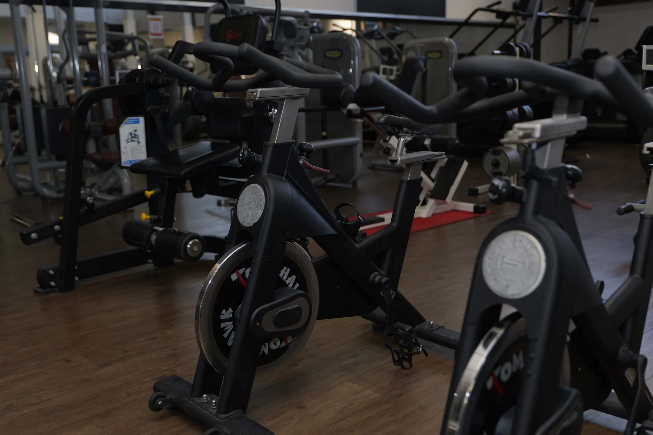 Ausdauergeräte in einem Trainingsstudio